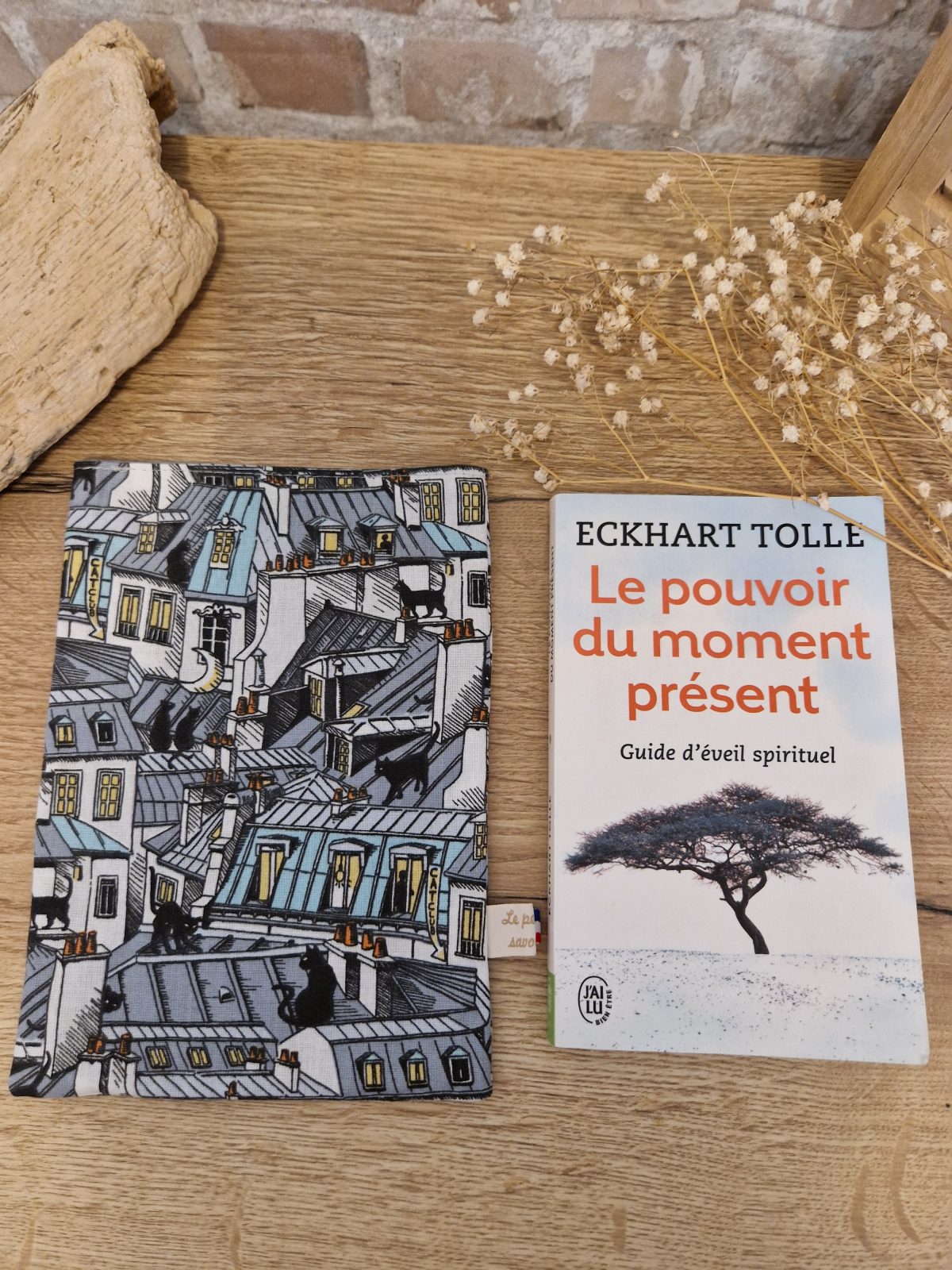 Cette pochette avec un tissu chat des toits est un accessoire utile pour ranger votre livre du moment. Souple et tout en coton, elle convient aux formats livre de poche classique.