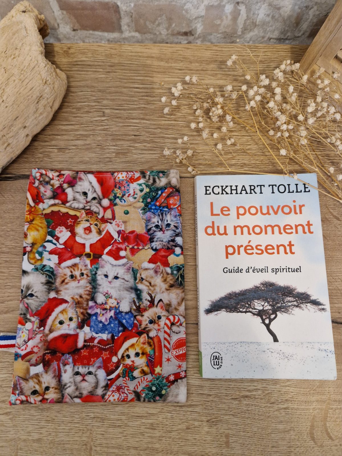 Cette pochette avec un tissu chat de Noël est un accessoire utile pour ranger votre livre du moment. Souple et tout en coton, elle convient aux formats livre de poche classique.