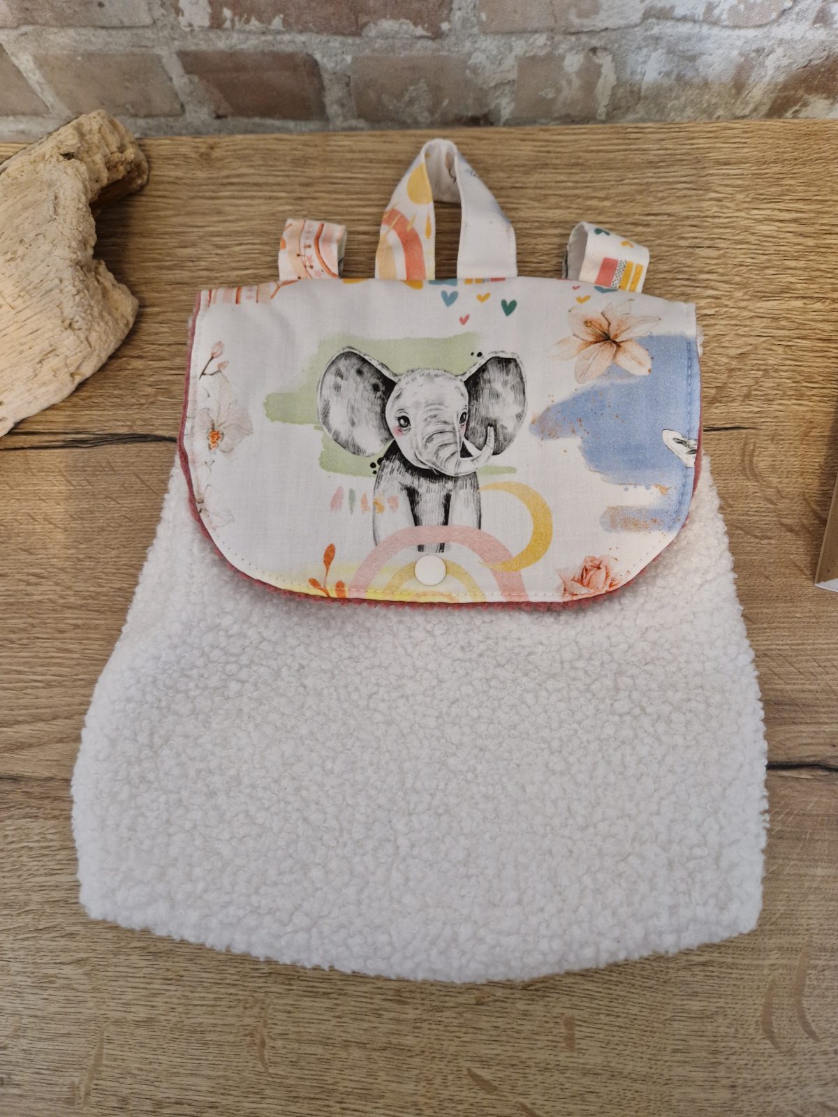 Ces sac à dos sont spécialement confectionnés pour accompagner vos petit bous à la maternelle, la crèche ou encore la nounou. Vos petits anges pourront transporter doudou, sucette, change… Si vous souhaitez un sac à dos personnalisé n’hésitez pas à me contacter. Je me ferai un plaisir de vous le confectionner. Il est également possible de floquer le prénom de votre petit bout.