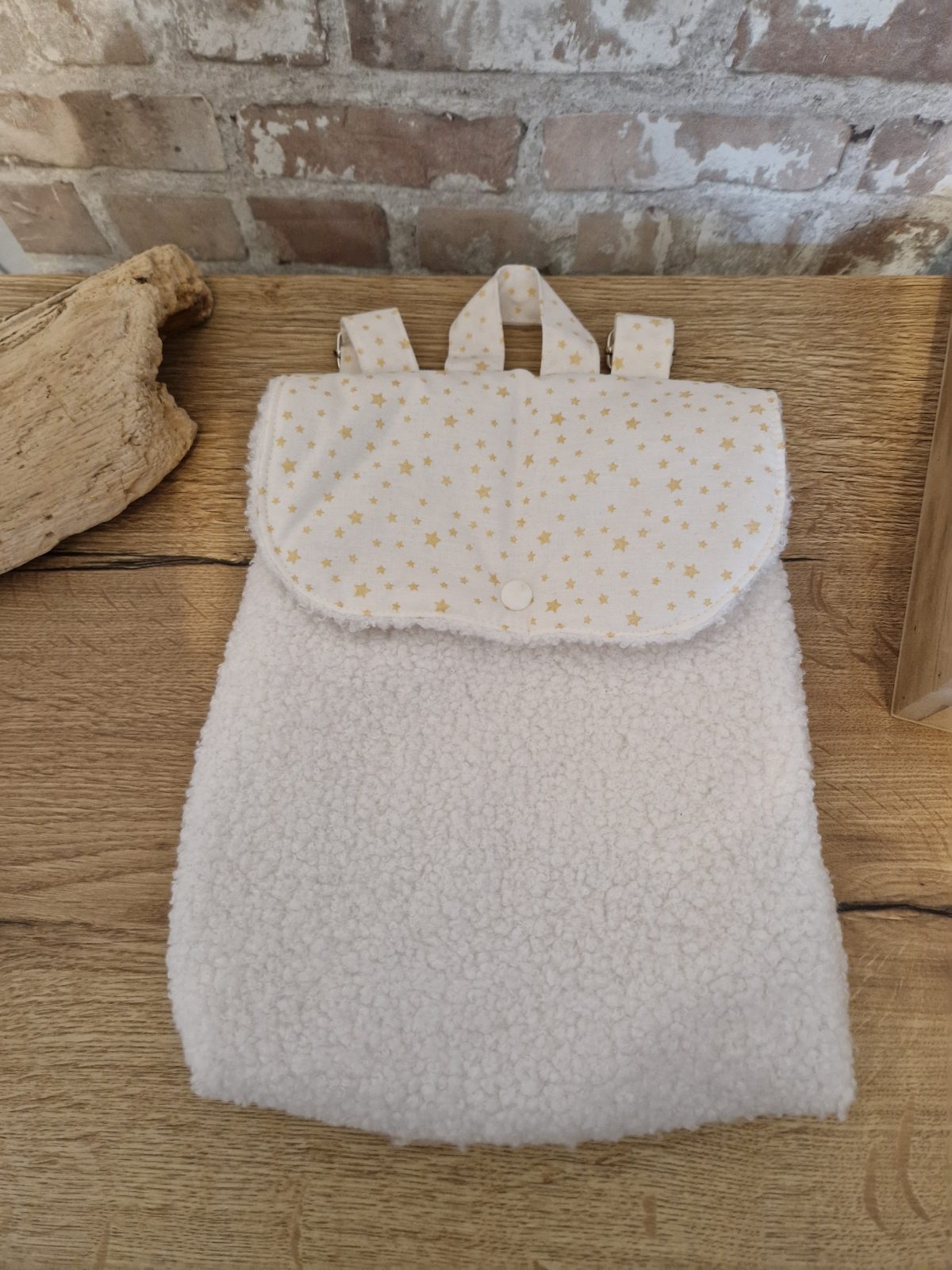 Ces sac à dos sont spécialement confectionnés pour accompagner vos petit bous à la maternelle, la crèche ou encore la nounou. Vos petits anges pourront transporter doudou, sucette, change… Si vous souhaitez un sac à dos personnalisé n’hésitez pas à me contacter. Je me ferai un plaisir de vous le confectionner. Il est également possible de floquer le prénom de votre petit bout.