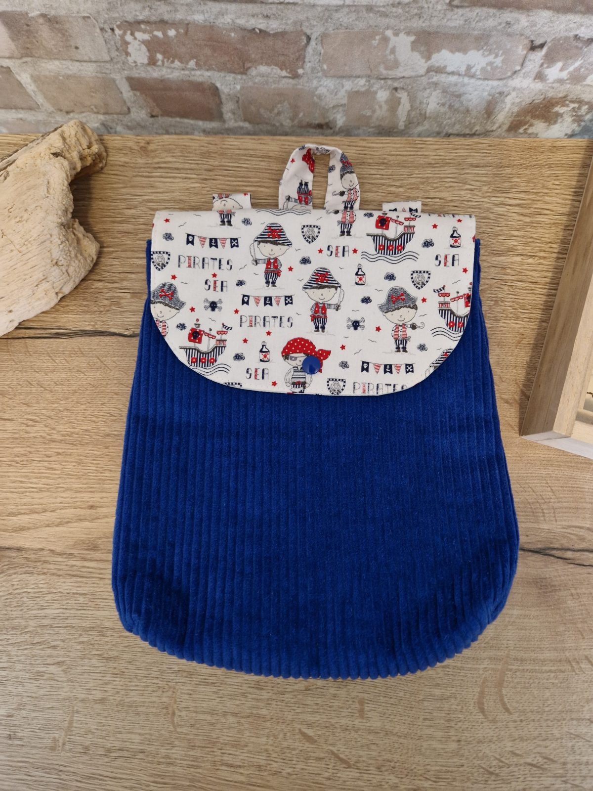 Ces sac à dos sont spécialement confectionnés pour accompagner vos petit bous à la maternelle, la crèche ou encore la nounou. Vos petits anges pourront transporter doudou, sucette, change… Si vous souhaitez un sac à dos personnalisé n’hésitez pas à me contacter. Je me ferai un plaisir de vous le confectionner. Il est également possible de floquer le prénom de votre petit bout.