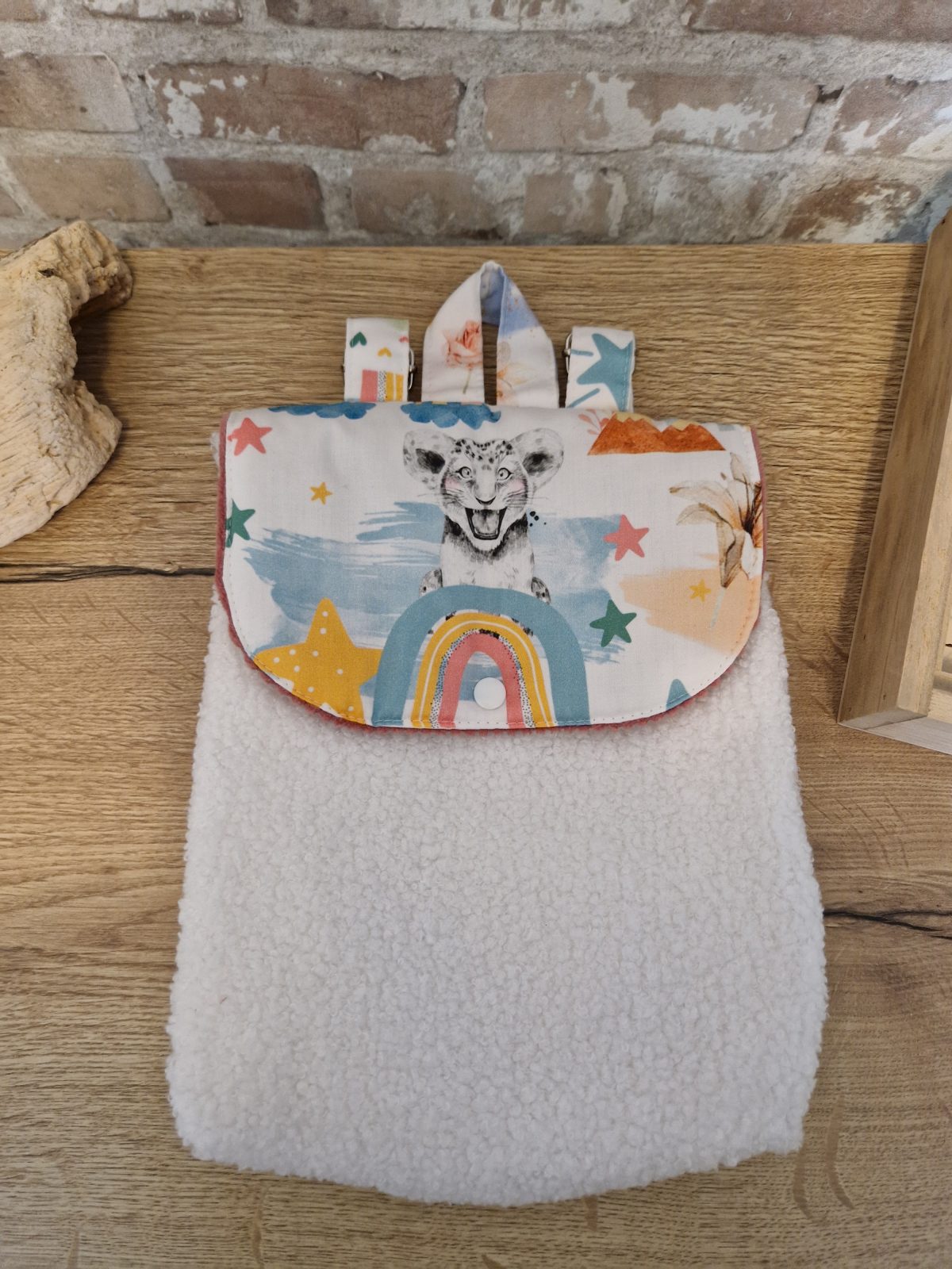 Ces sac à dos sont spécialement confectionnés pour accompagner vos petit bous à la maternelle, la crèche ou encore la nounou. Vos petits anges pourront transporter doudou, sucette, change… Si vous souhaitez un sac à dos personnalisé n’hésitez pas à me contacter. Je me ferai un plaisir de vous le confectionner. Il est également possible de floquer le prénom de votre petit bout.