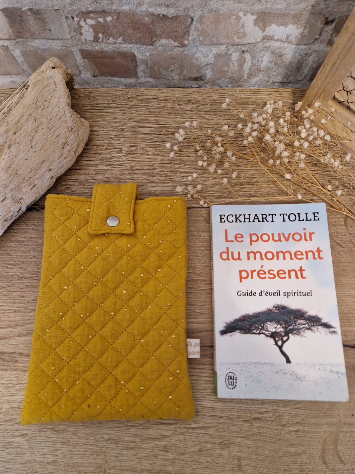 Cette pochette molletonnée avec des tissus uni est un accessoire utile pour ranger votre livre du moment. Tout en coton et molletonné pour une protection optimale, elle convient au format livre de poche classique. Ferme avec un bouton de pression. Ainsi vous pourrez le glisser dans votre sac sans abimer les angles.