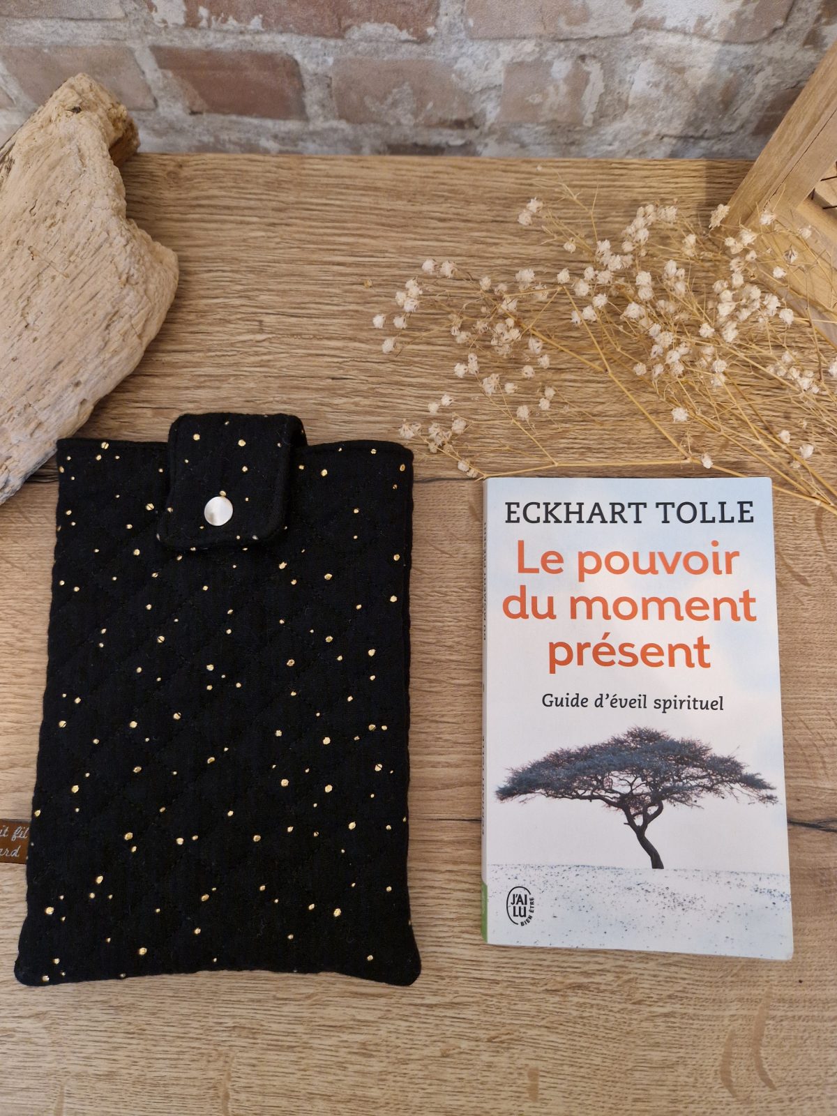 Cette pochette molletonnée avec des tissus uni est un accessoire utile pour ranger votre livre du moment. Tout en coton et molletonné pour une protection optimale, elle convient au format livre de poche classique. Ferme avec un bouton de pression. Ainsi vous pourrez le glisser dans votre sac sans abimer les angles.