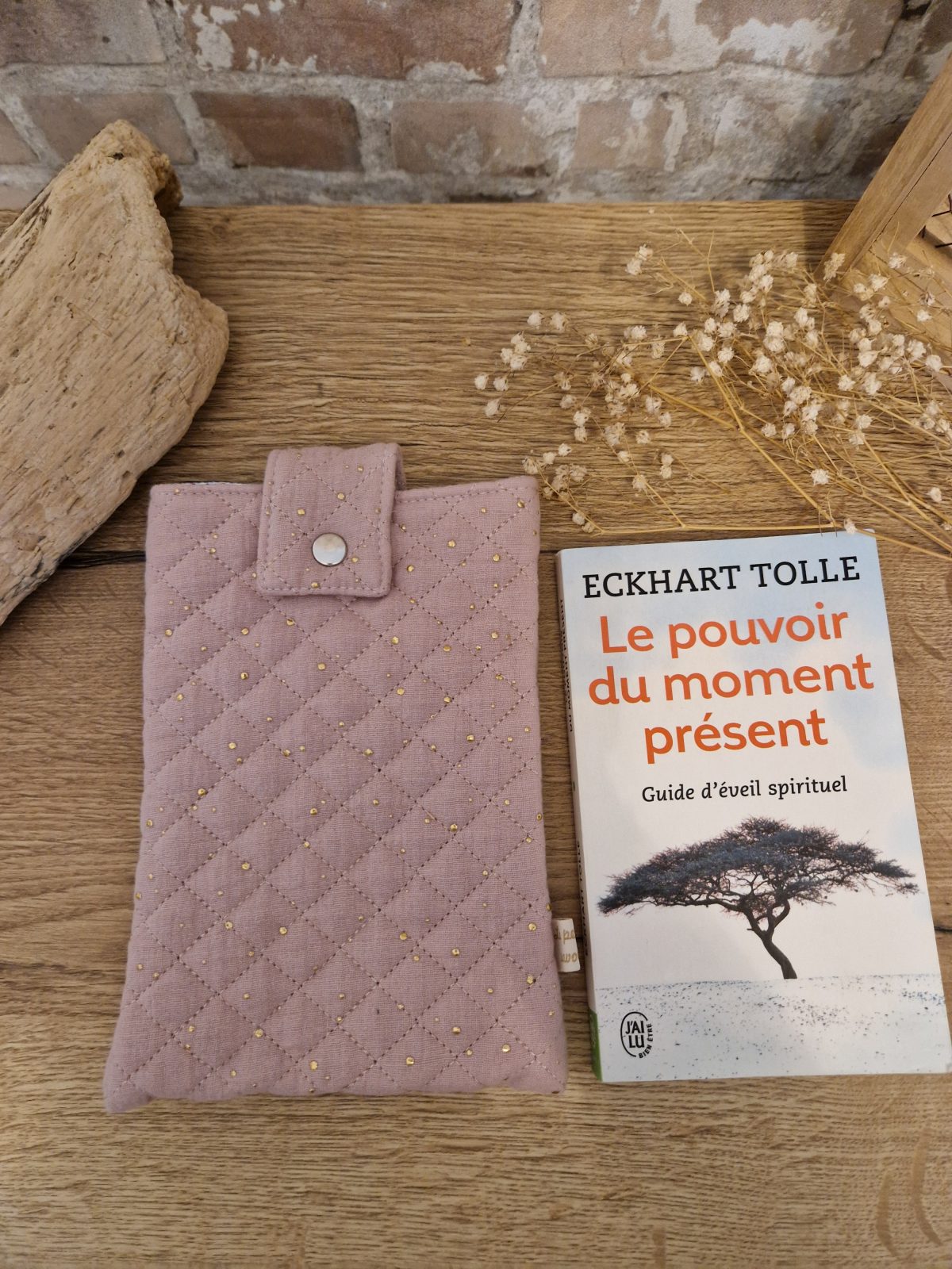 Cette pochette molletonnée avec des tissus uni est un accessoire utile pour ranger votre livre du moment. Tout en coton et molletonné pour une protection optimale, elle convient au format livre de poche classique. Ferme avec un bouton de pression. Ainsi vous pourrez le glisser dans votre sac sans abimer les angles.