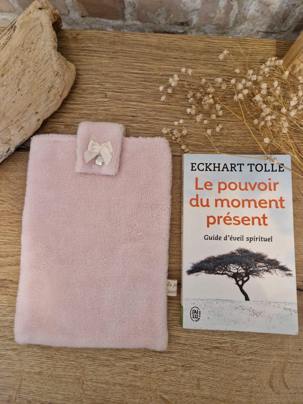 Cette pochette molletonnée avec des tissus uni est un accessoire utile pour ranger votre livre du moment. Tout en coton et molletonné pour une protection optimale, elle convient au format livre de poche classique. Ferme avec un bouton de pression. Ainsi vous pourrez le glisser dans votre sac sans abimer les angles.