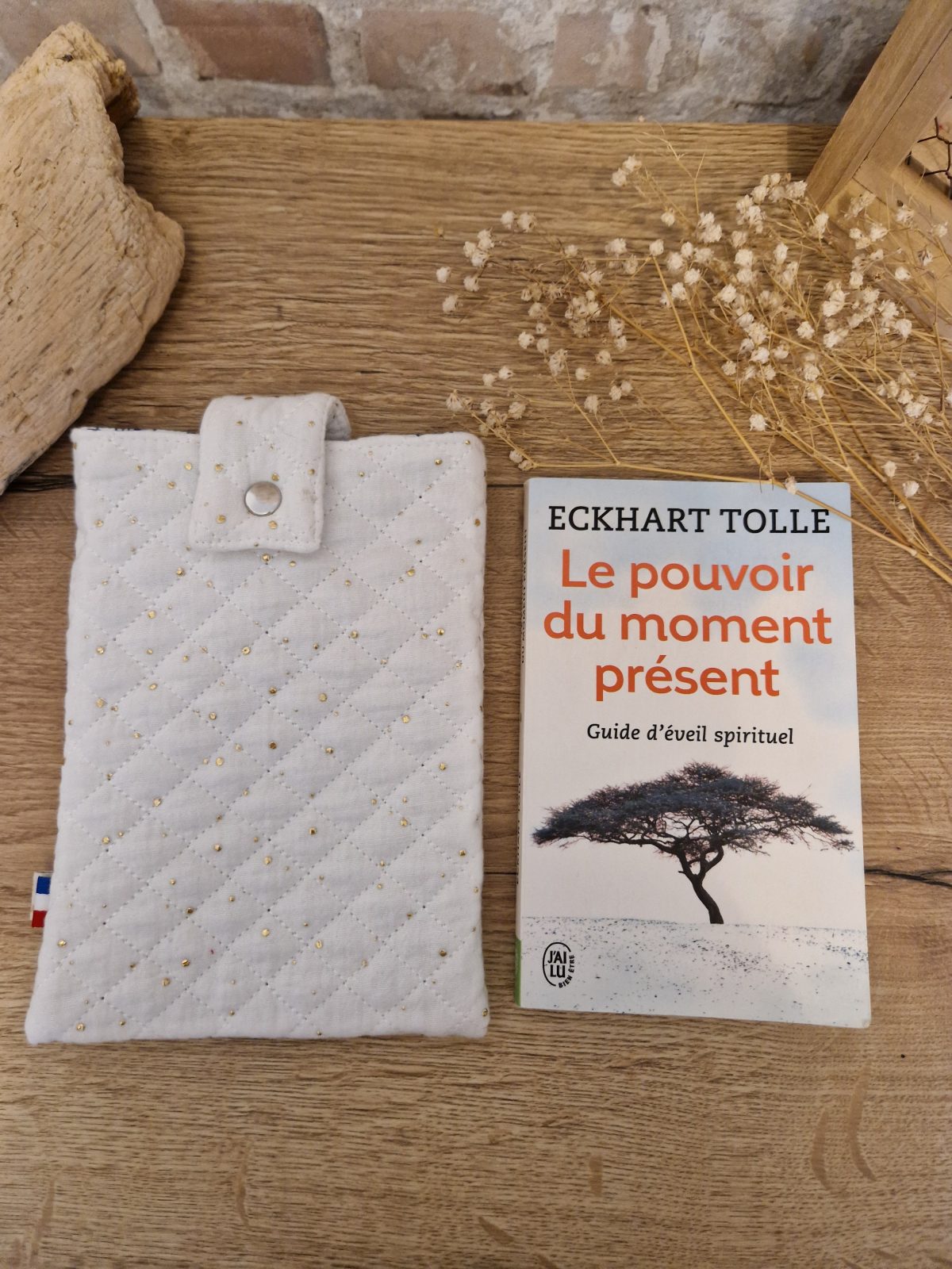 Cette pochette molletonnée avec des tissus uni est un accessoire utile pour ranger votre livre du moment. Tout en coton et molletonné pour une protection optimale, elle convient au format livre de poche classique. Ferme avec un bouton de pression. Ainsi vous pourrez le glisser dans votre sac sans abimer les angles.